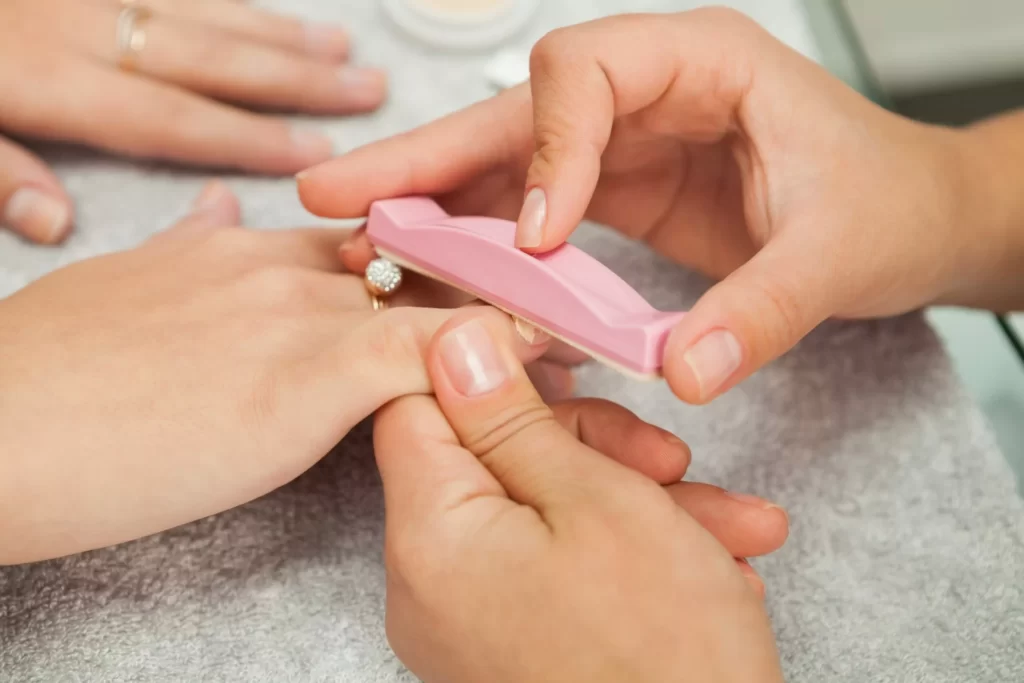 Manicure japoński wcieranie pudru